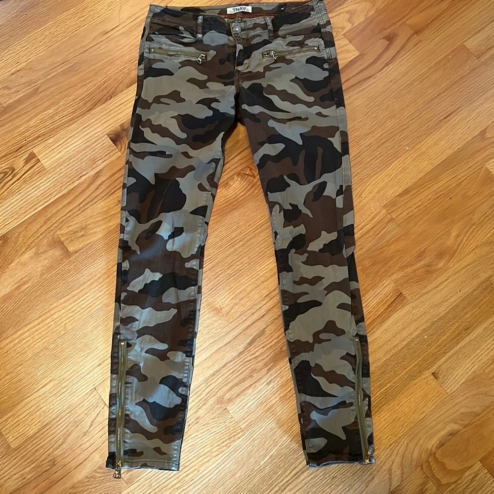 TNA Camo Jeggings with gold zipper details.  Midrise, Size 6